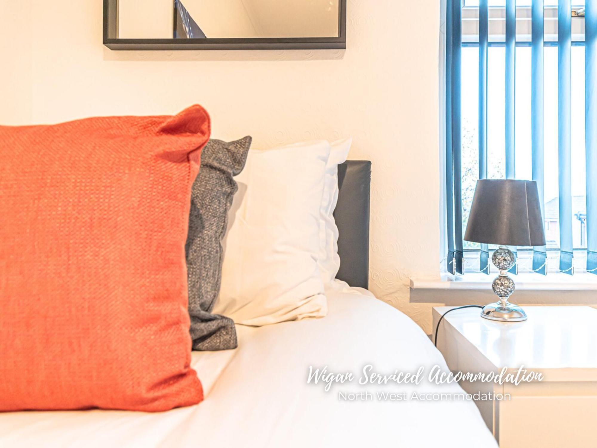 Wigan Work-Ready 3Br House Sleeps 6 Guests 위건 외부 사진