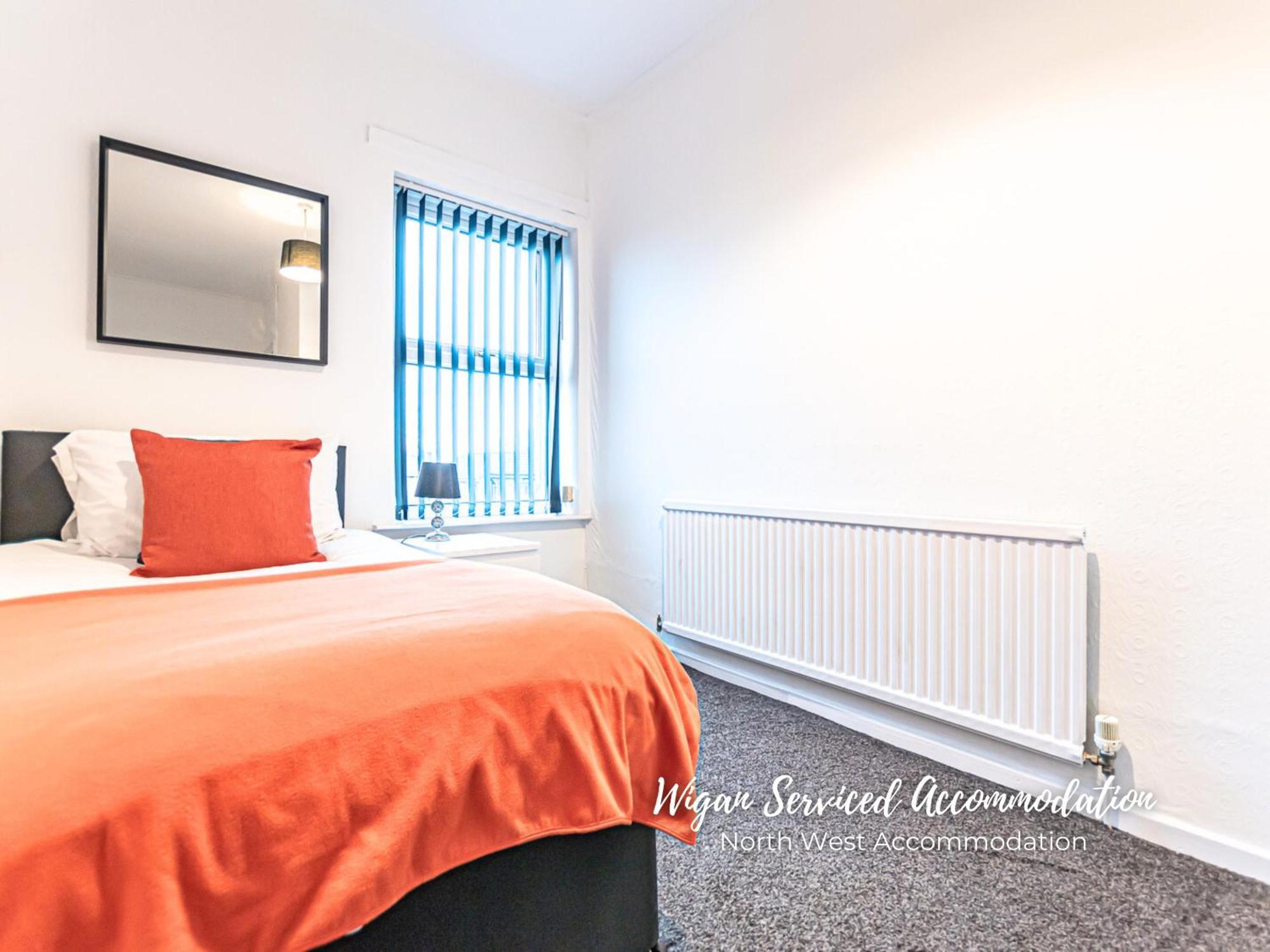 Wigan Work-Ready 3Br House Sleeps 6 Guests 위건 외부 사진