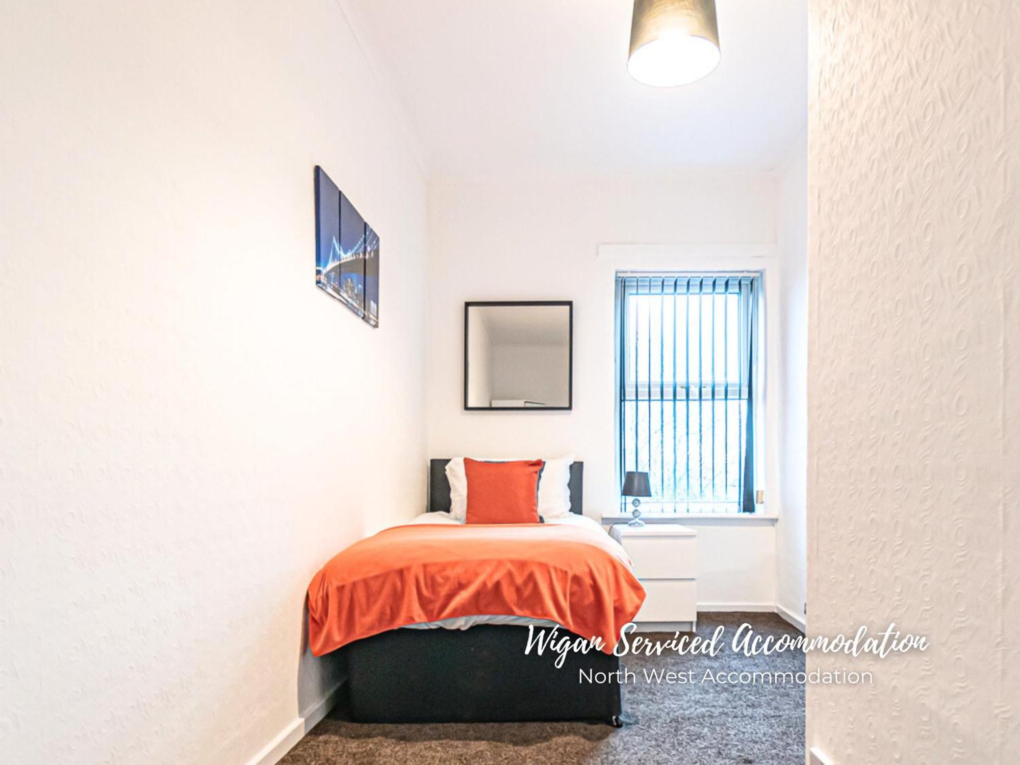 Wigan Work-Ready 3Br House Sleeps 6 Guests 위건 외부 사진