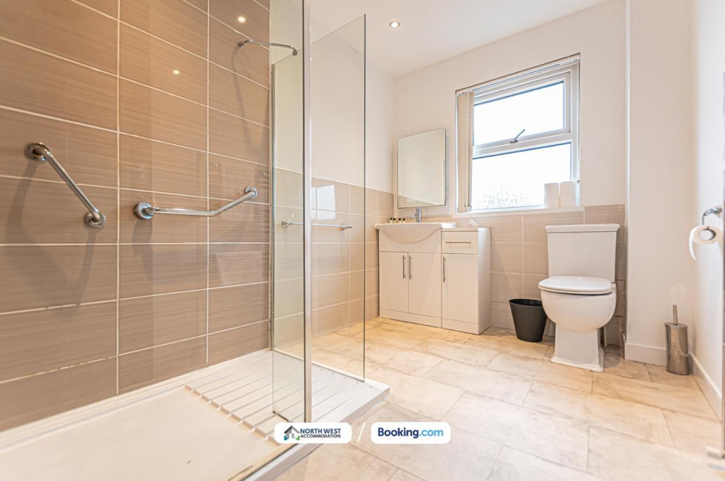 Wigan Work-Ready 3Br House Sleeps 6 Guests 위건 외부 사진