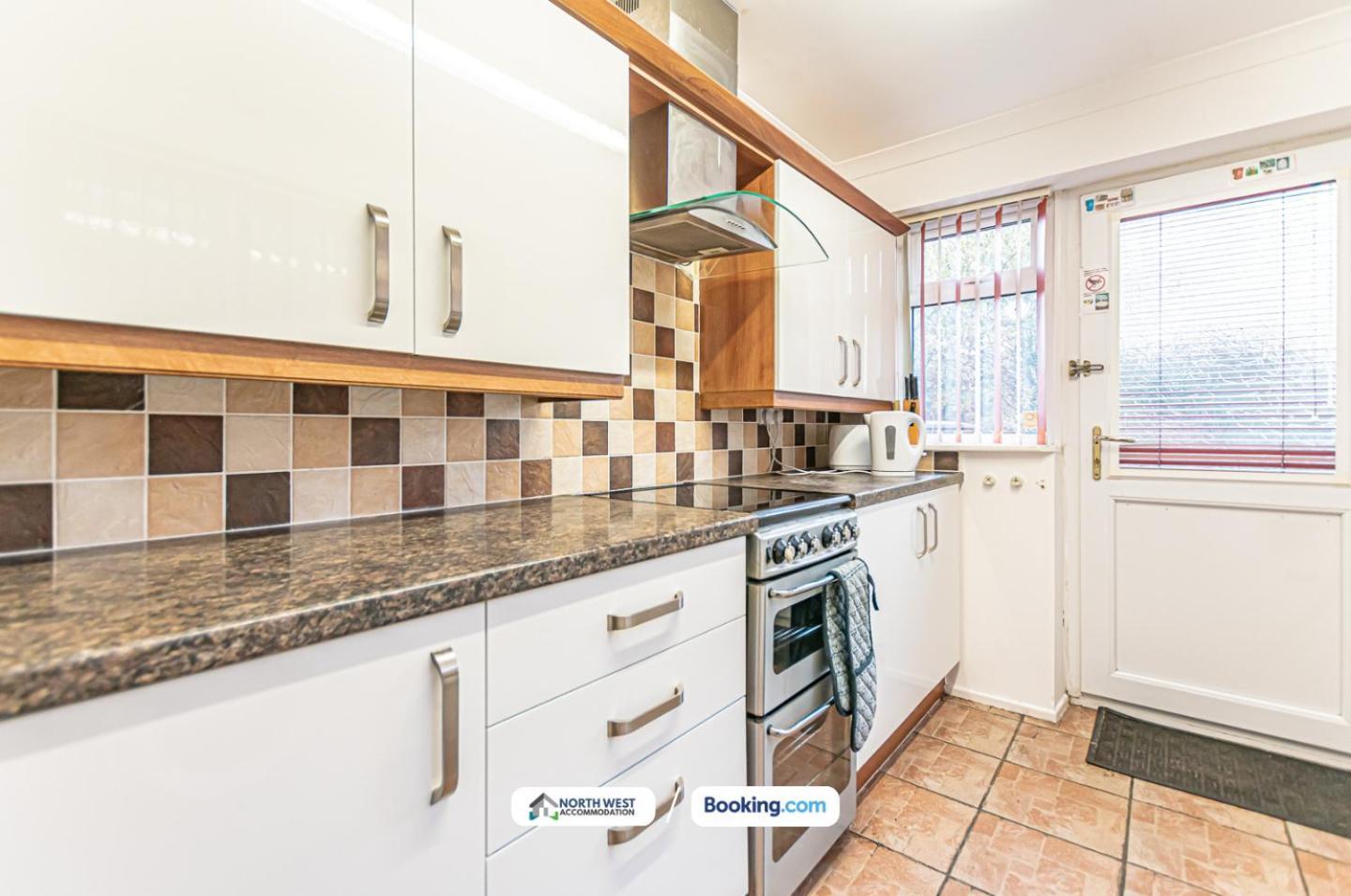 Wigan Work-Ready 3Br House Sleeps 6 Guests 위건 외부 사진
